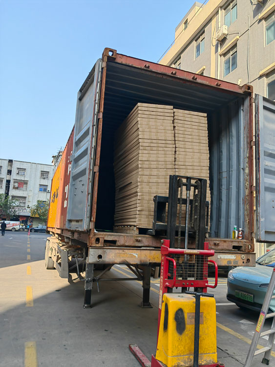 SINST esprinta egiten du urte amaieran, eta bidalketa kopuru handi batek konpainiaren azken borrokan laguntzen du