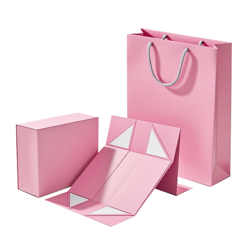 Ez al da zapi opari-kutxa zapi leunak bilduta izatetik bistaratu izatera eraldatzen dituen zeremonia-magia bat?