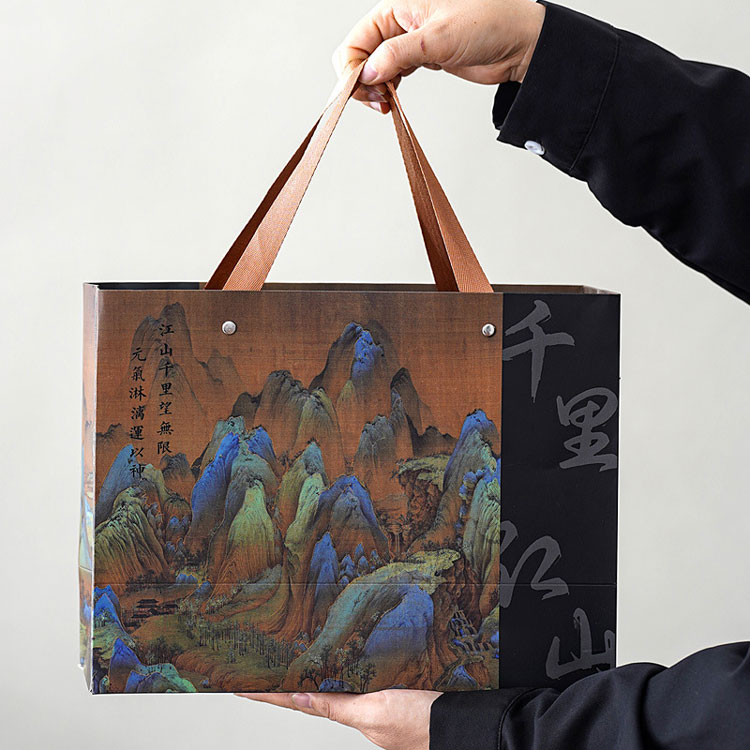 Mendi eta ibaien izpirituaz betetako zeramikazko katilu opari-kutxa bat; eskuetan edukitzeak berotasun sentsazioa ematen du.