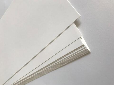 Kartoi zuriaren eta aurpegi zuriko kraft paperaren arteko aldea