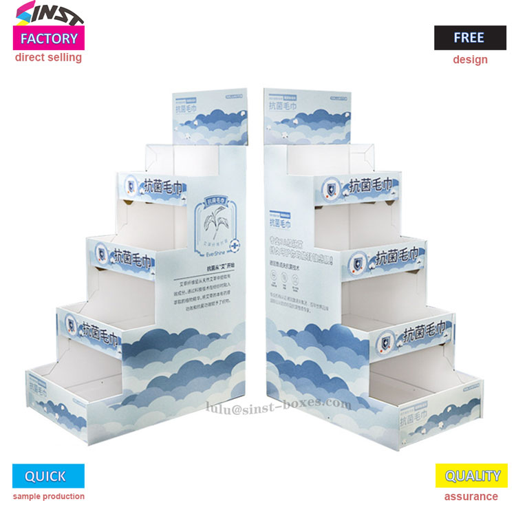 Eskuoihal kartoizko erakusleihoa